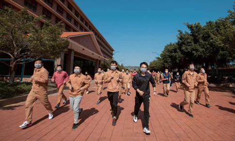 組織“跑在陽(yáng)光下，跑進(jìn)健康里”體育活動(dòng)